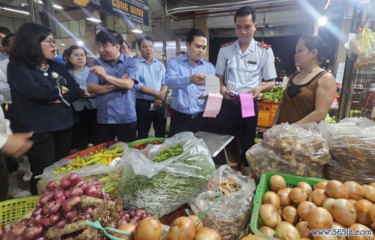 TP.HCM: Tăng mạnh kiểm tra mặt hàng rượu bia， thịt， bánh kẹo... dịp cuối năm - Ảnh 1.